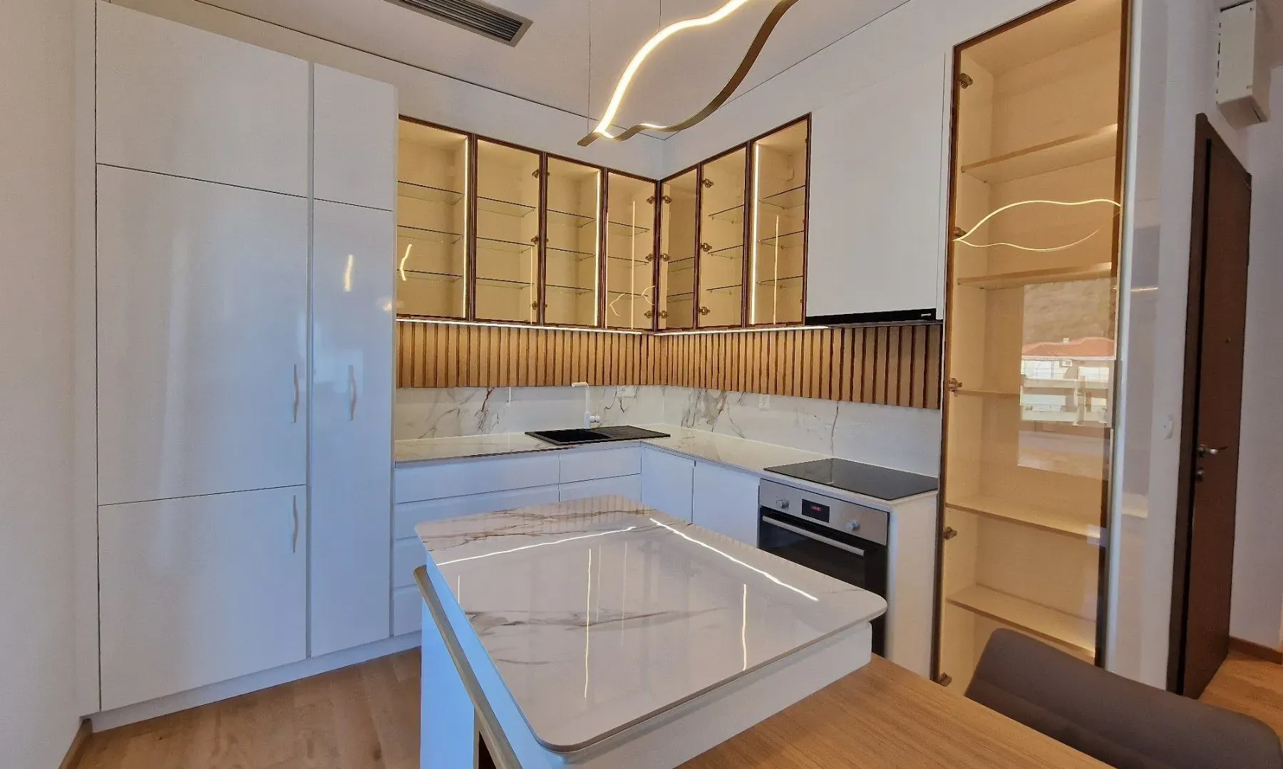 Sale, two bedroom apartment, 135m², Bečići, Budva