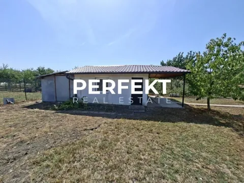 Pogled na dvorište i spoljašnjost prizemne kuće sa okućnicom. - image 15