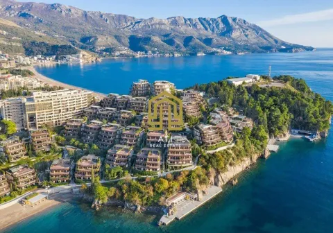 Pogled iz vazduha na hotelski kompleks na obali mora sa planinskim zaleđem. - image 2
