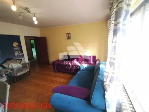 Dnevna soba sa garniturom za sedenje i parketom na podu. - image 3