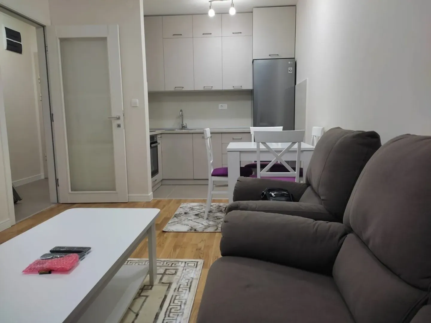 Living room with a sofa set and dining area integrated with the kitchen.