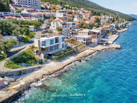 Pogled iz vazduha na obalu sa kućama i plavim morem. - image 4