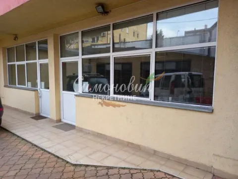 View of the entrance and exterior of the commercial space with large glass surfaces. - image 4
