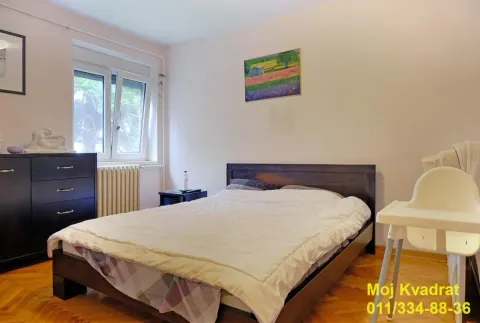 Spavaća soba sa bračnim krevetom, komodom i prozorom. - image 6