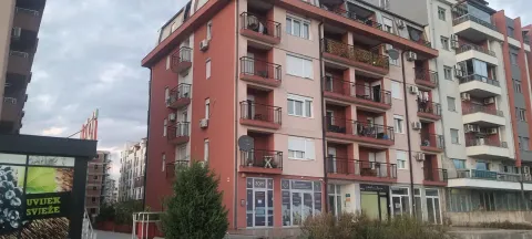 Pogled na spoljašnjost stambene zgrade sa balkonima i poslovnim prostorom u prizemlju. - image 4