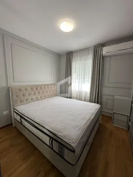 Spavaća soba sa bračnim krevetom i prozorom sa zavjesama. - image 5
