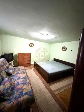 Nameštena spavaća soba sa krevetom, dvosedom i komodom. - image 17