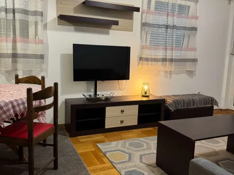Izdavanje, dvosoban stan, 57m², Stari Aerodrom, Podgorica - image 3