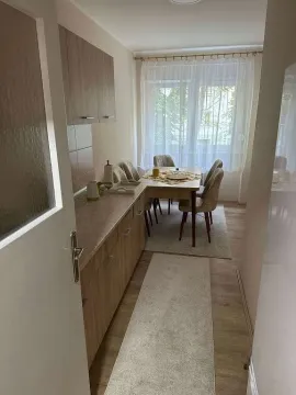 Manja kuhinja sa trpezarijom i garniturom za sedenje kraj prozora. - image 2