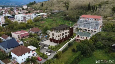 Pogled iz vazduha na stambeni objekat sa okolnim zgradama i zelenilom. - image 5