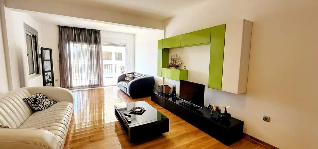 Living room with sofa, television and access to the terrace.