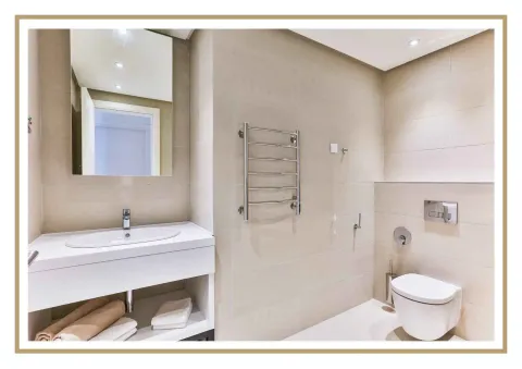 Moderne uređeno kupatilo sa umivaonikom, ogledalom i wc šoljom. - image 9