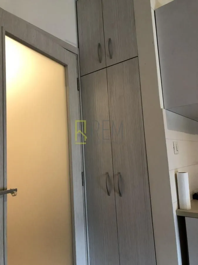Dio kuhinje sa ugradnim elementima i vratima.