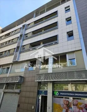 Pogled na spoljašnjost moderne višestambene zgrade sa poslovnim prostorom u prizemlju. - image 15