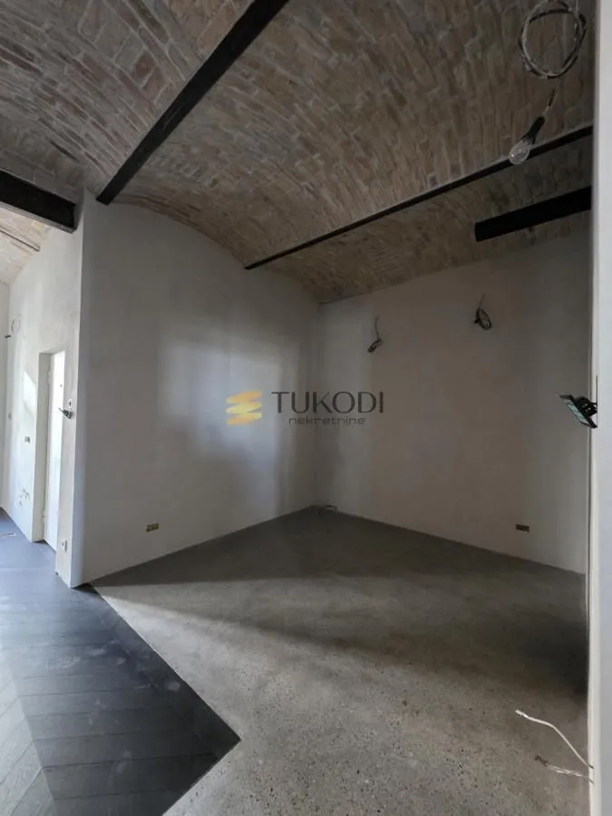 Prazna prostorija u toku renoviranja sa svodnim plafonom od cigle.