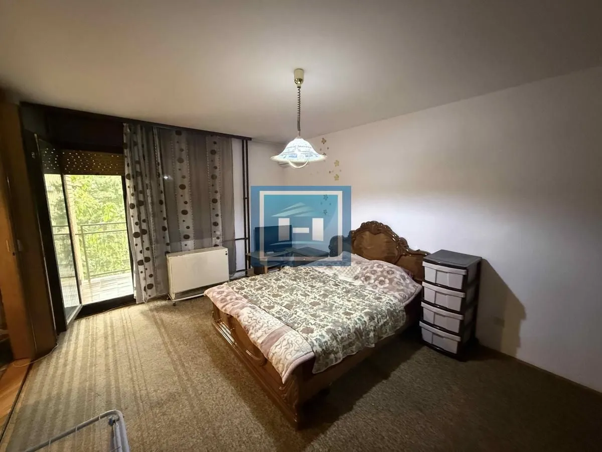 Furnished bedroom with a double bed and access to the terrace.