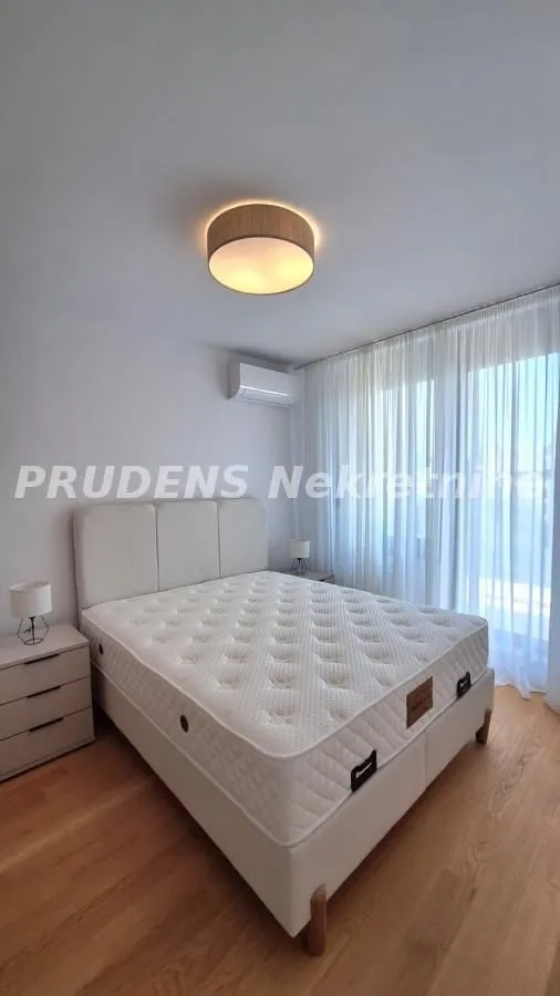 Izdavanje, dvosoban stan, 62m², Vračar Sve Podlokacije, Beograd
