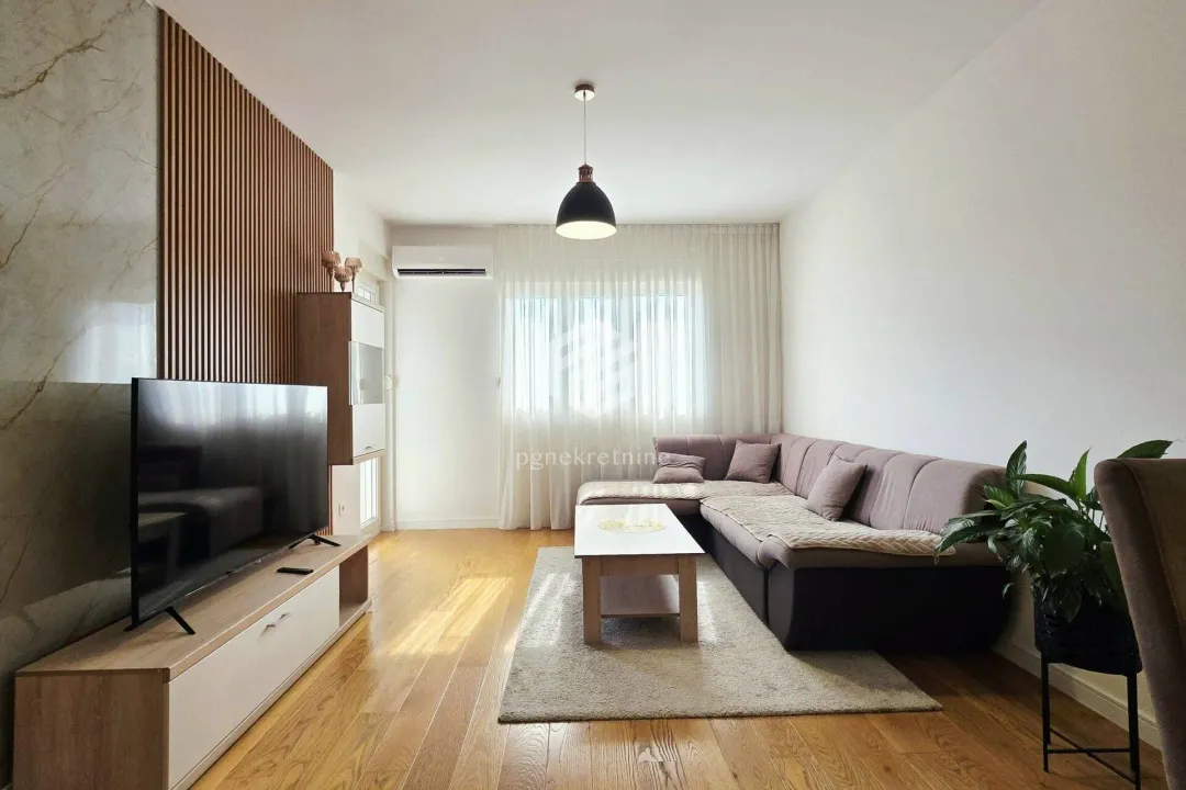 Izdavanje, jednosoban stan, 49m², Central Point, Podgorica