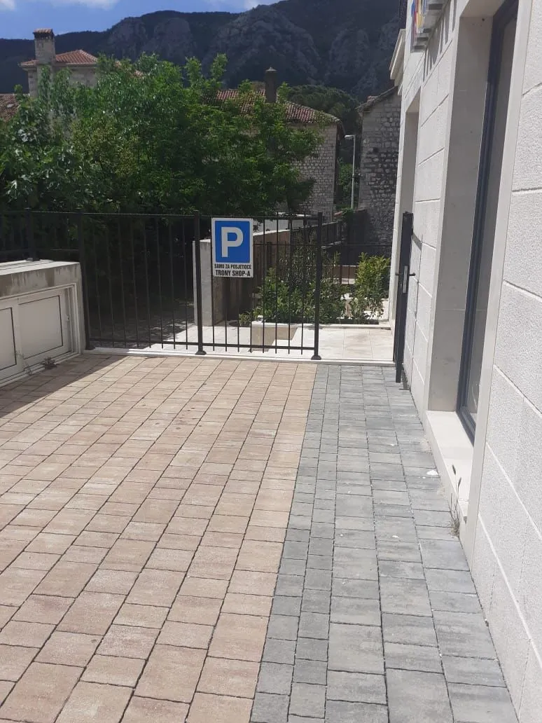 Rent, office space, 80m², Dobrota, Kotor