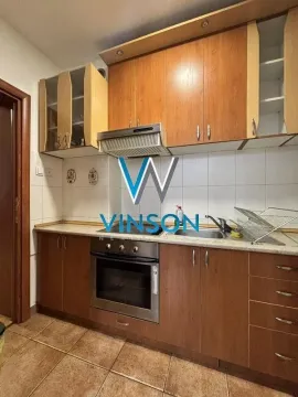 Manja kuhinja sa drvenim elementima i ugrađenom rernom. - image 6
