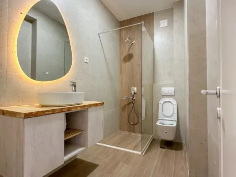 Izdavanje, četvorosoban stan, 160m², Drač, Podgorica - image 13