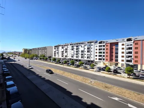 Pogled sa terase na ulicu i stambene zgrade. - image 8