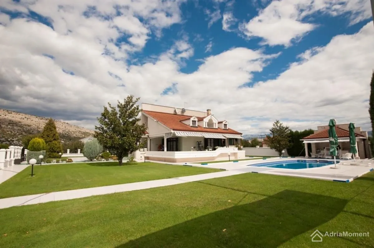 Prodaja, kuća, 700m², Tološi, Podgorica