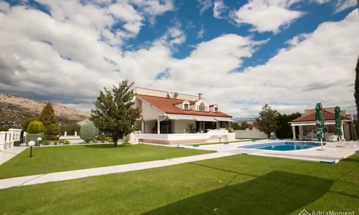 Prodaja, kuća, 700m², Tološi, Podgorica