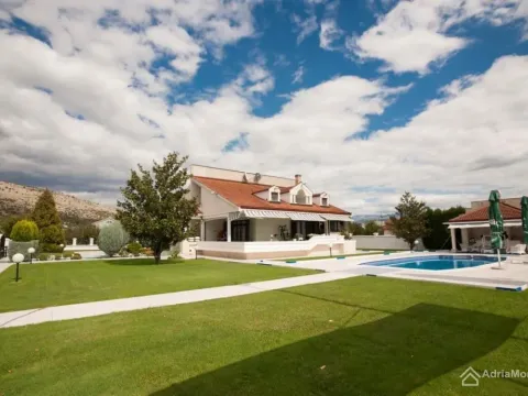 Prodaja, kuća, 700m², Tološi, Podgorica