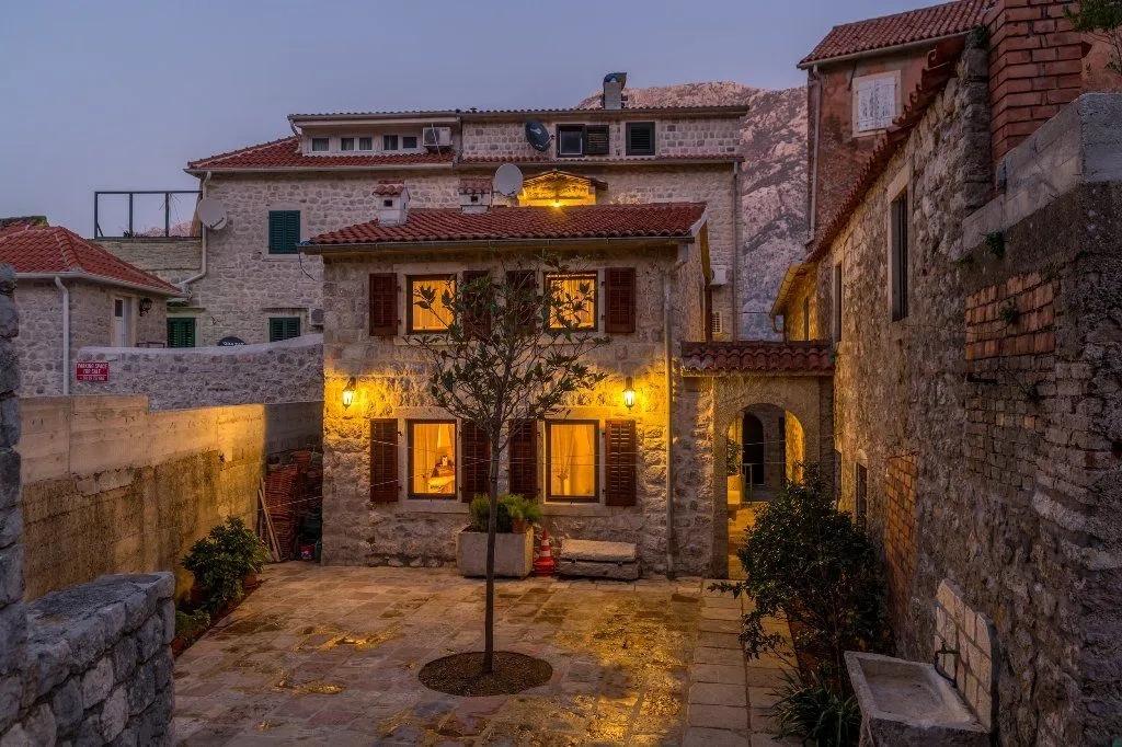 Sale, house, 355m², Prčanj, Kotor