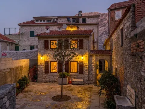 Sale, house, 355m², Prčanj, Kotor - image 2