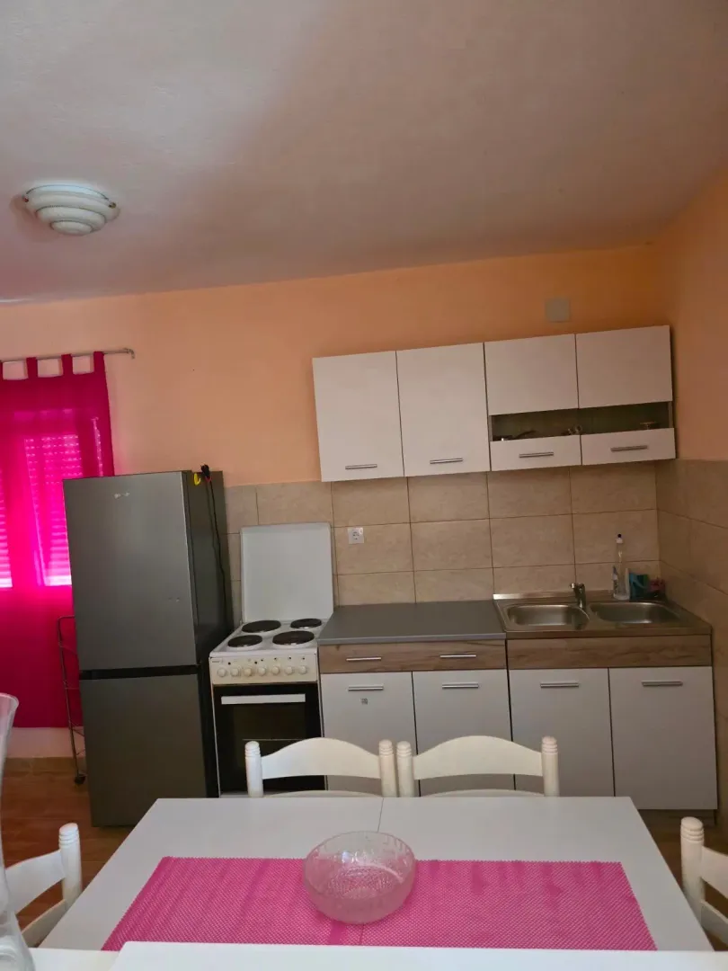 Izdavanje, dvosoban stan, 50m², Kavač, Kotor