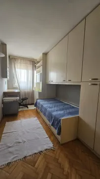 Dečja soba sa krevetom, ugradnim ormarima i radnim stolom. - image 6