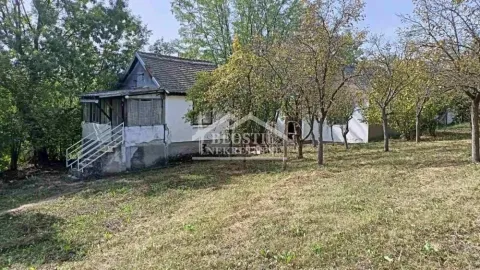 Pogled na stariju prizemnu kuću sa dvorištem i voćnjakom. - image 3