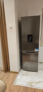 Frižider postavljen u kuhinji. - image 11