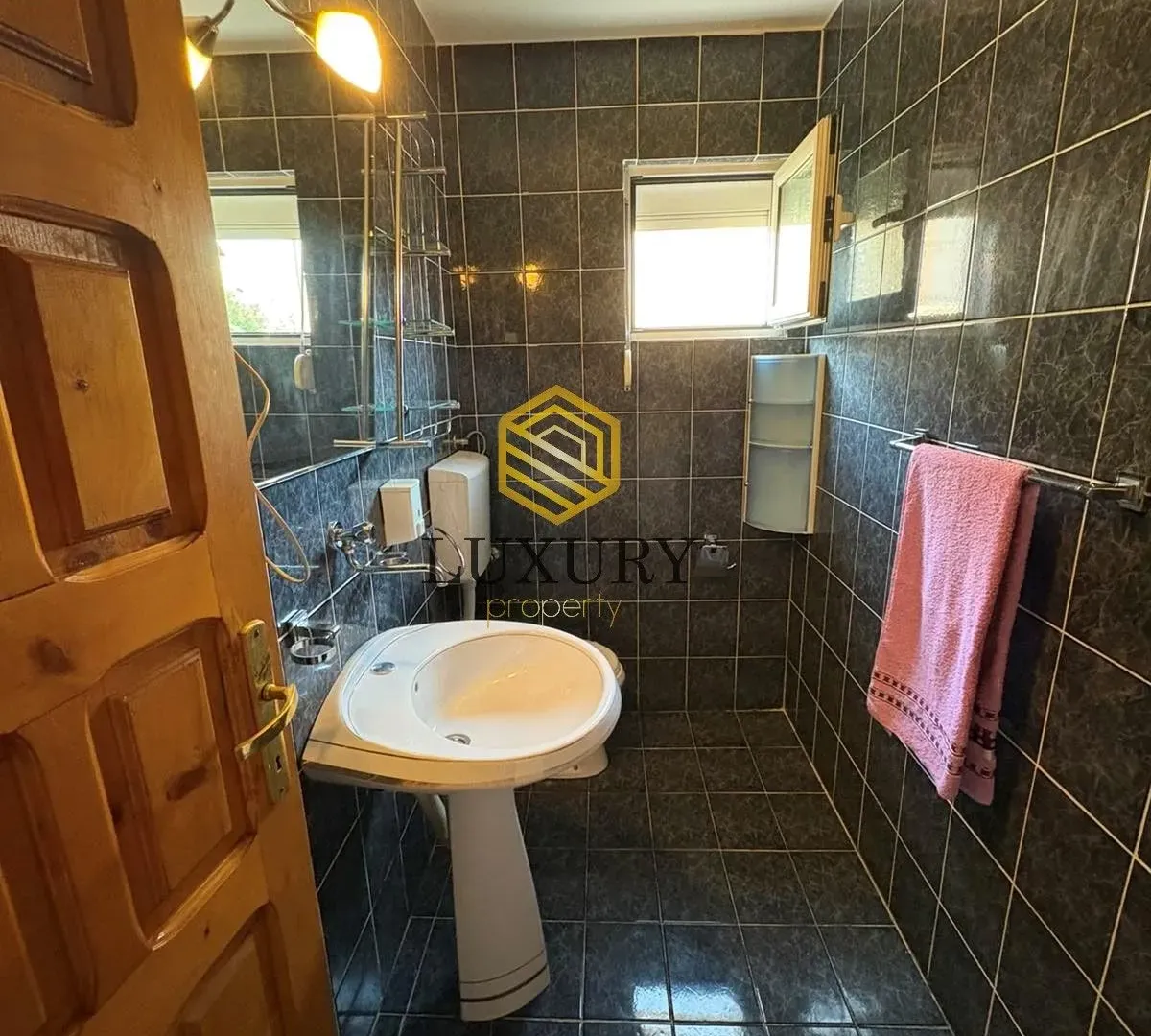 Rent, house, 350m², Zlatica, Podgorica