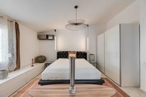 Prostrana spavaća soba sa bračnim krevetom, bijelim plakarima i modernim osvjetljenjem. - image 5