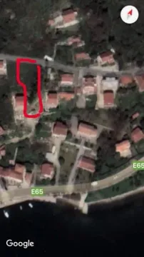 Satelitski snimak lokacije sa označenom parcelom i okolnim objektima. - image 4
