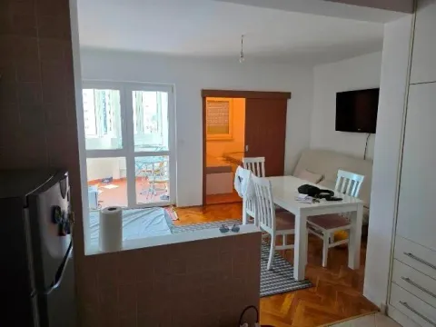 Dnevni boravak sa trpezarijom i izlazom na terasu. - image 2