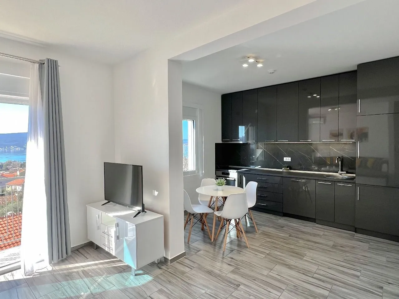 Prodaja, jednosoban stan, 55m², Tivat, Crna Gora
