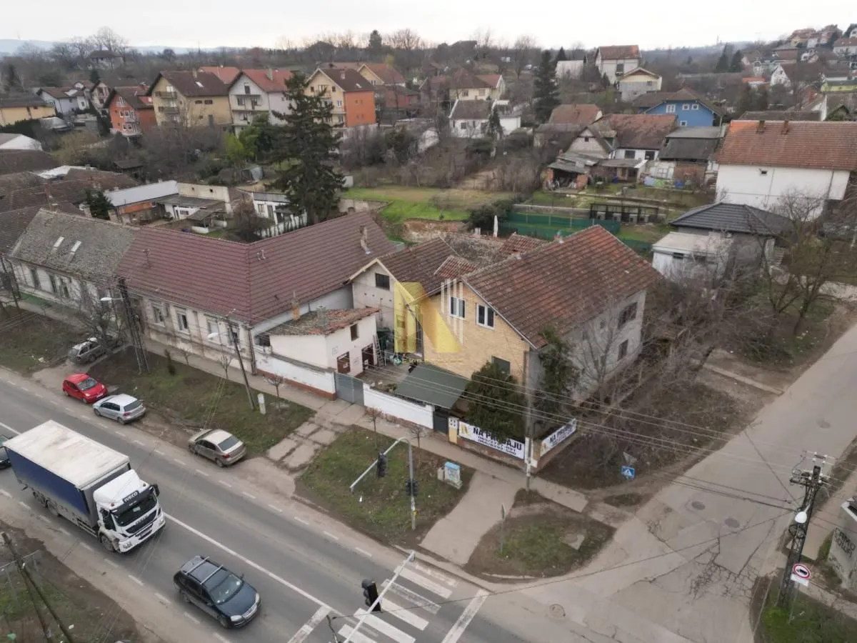 Pogled iz vazduha na porodičnu kuću sa dvorištem i okolnim objektima.