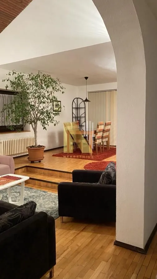 Prodaja, kuća, 256m², Banatić, Novi Sad Sve Podlokacije