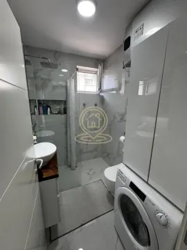 Moderno kupatilo sa tuš kabinom, umivaonikom i veš mašinom. - image 12