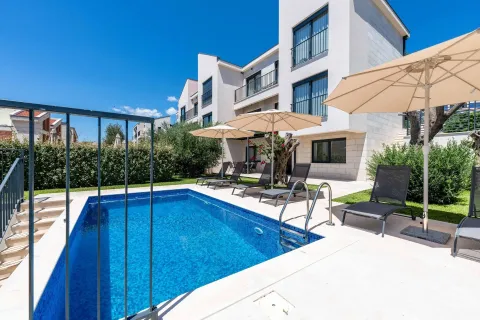 Rent, house, 200m², Reževići, Budva - image 16