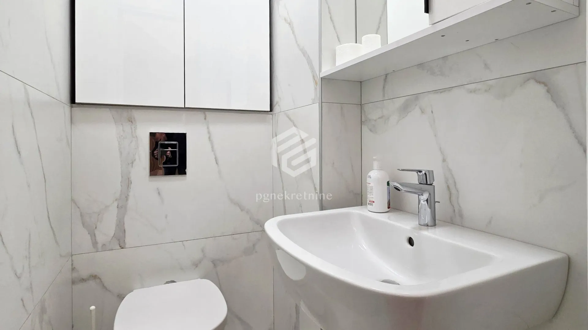 Izdavanje, dvosoban stan, 88m², Centar, Podgorica