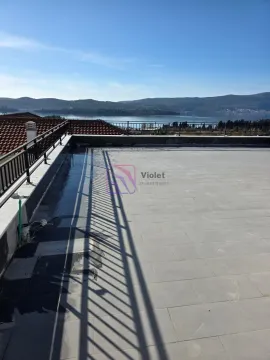 Velika popločana krovna terasa sa pogledom na more. - image 6