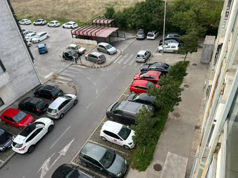 Pogled odozgo na parking ispred zgrade sa parkiranim automobilima. - image 11