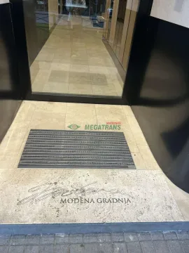 Glavni ulaz u zgradu sa staklenim vratima i popločanim stepeništem. - image 18