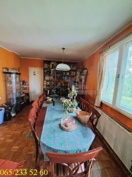 Dnevna soba sa velikim trpezarijskim stolom i policama za knjige. - image 7