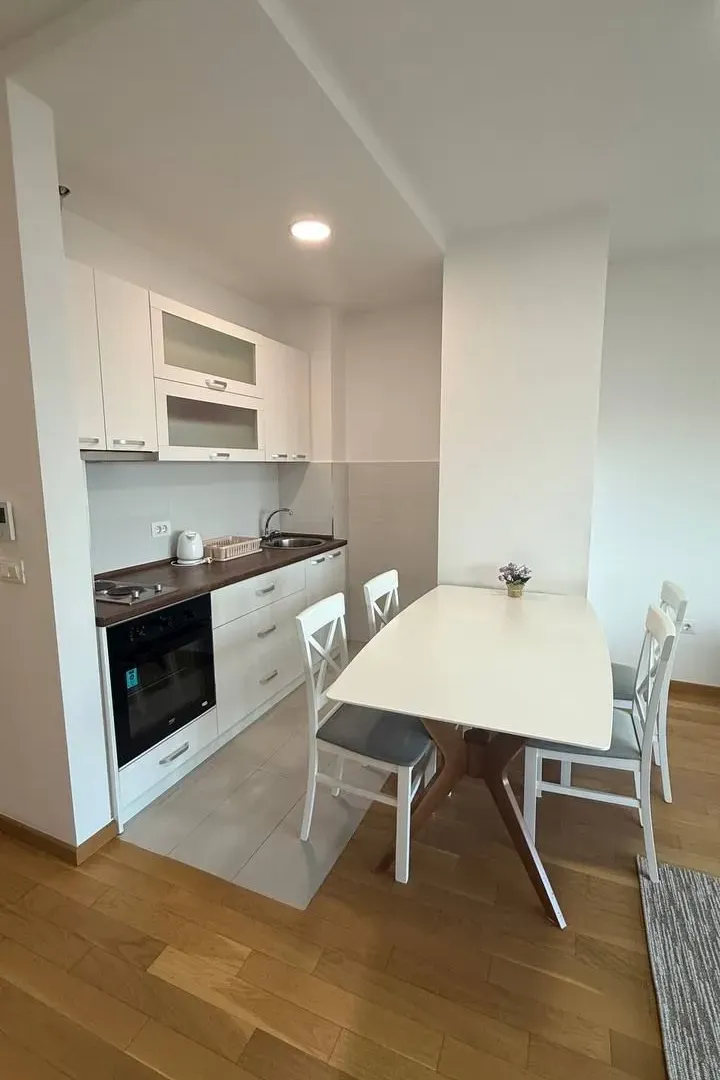 Rent, one bedroom apartment, 55m², Bečići, Budva